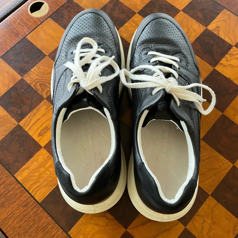 Stylish leather black Ecco sneakers. Size EU 40, US 9.